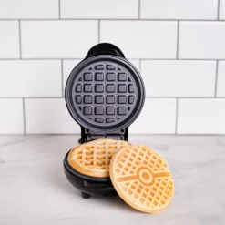 Uncanny Brands Küche^Pokémon Waffeleisen Pokéball